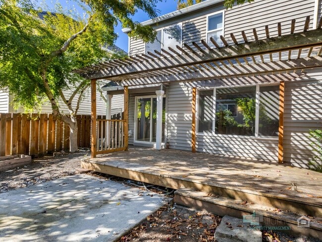 Building Photo - 2 Bedroom, 2.5 Bath Close to Nike and Intel!