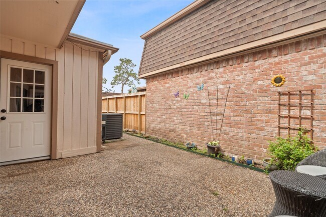Building Photo - 2938 Camelot Ln