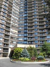 Building Photo - 2 Bay Club Dr