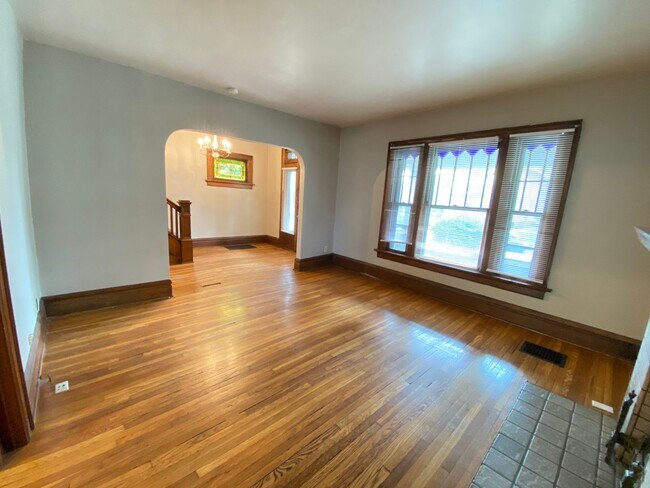 Building Photo - 2329 Indianola Ave