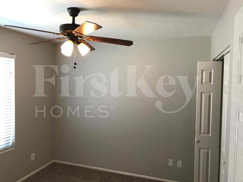 Building Photo - 4841 W Paradise Ln