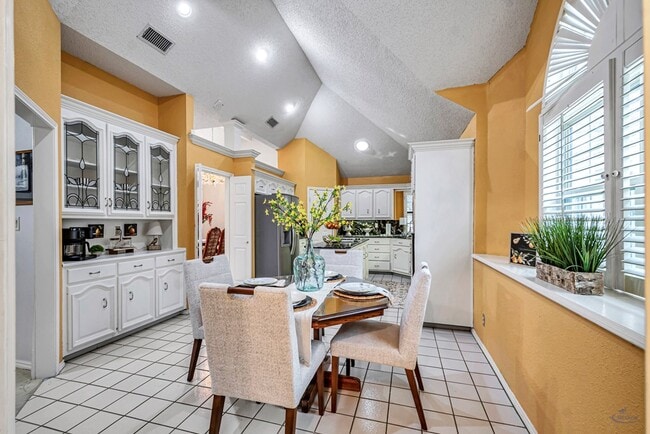 Building Photo - 6415 San Mateo Ln