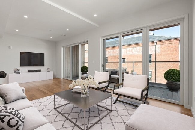 Building Photo - 537 E 2nd St