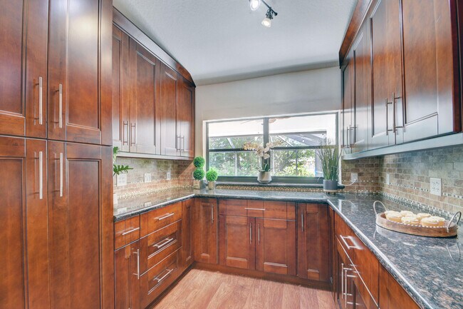Building Photo - 2664 Yarmouth Dr