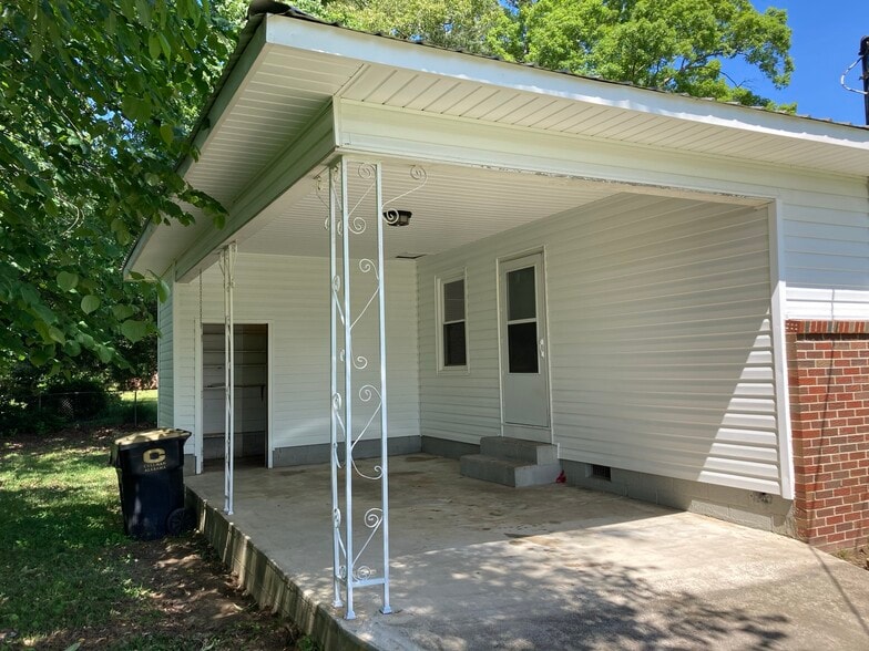 Building Photo - 1201 Avenue C SE