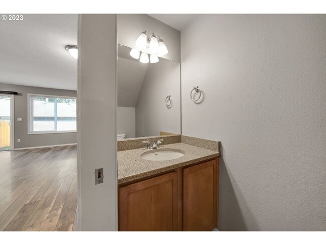 Building Photo - Stunning townhouse in Canby- 3 bed / 2.5 b...