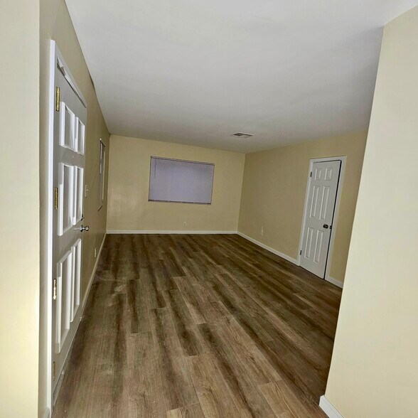 Building Photo - 2132 W 104th St