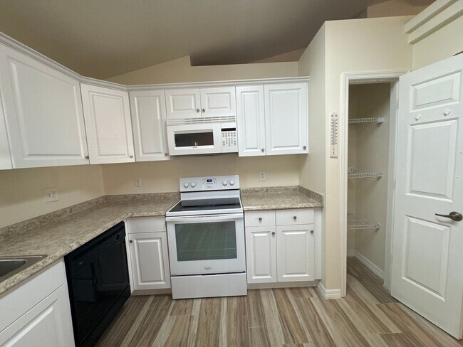 Building Photo - Beautiful Pool Home In Great Location!