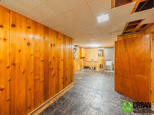 Building Photo - Charming 3+ Bedroom Home in the Coveted Co...