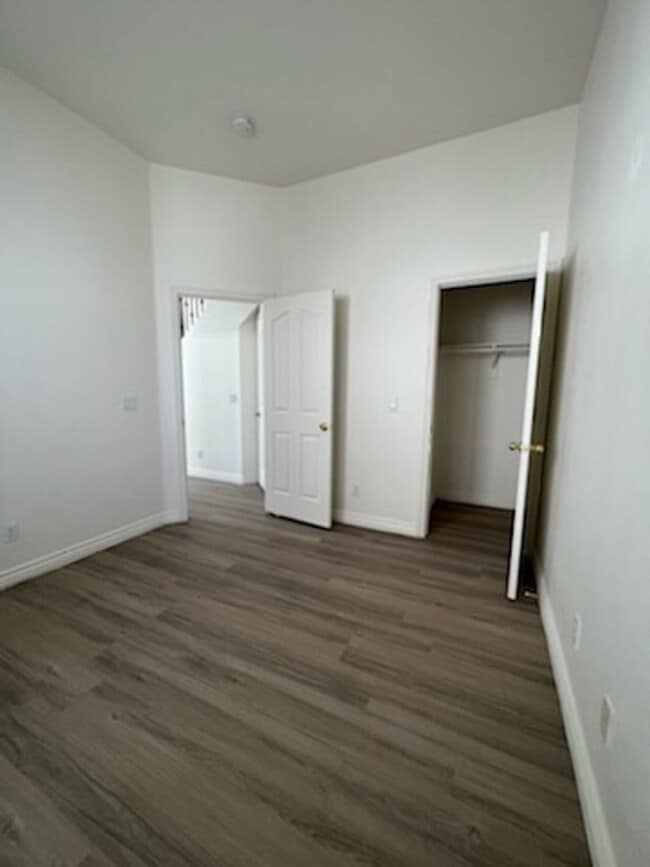 Building Photo - 4 Bedroom Located in Lamplight!