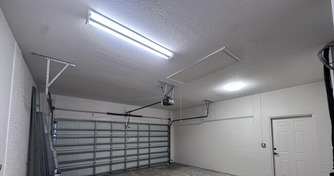 Building Photo - 6025 NW Wolverine Rd