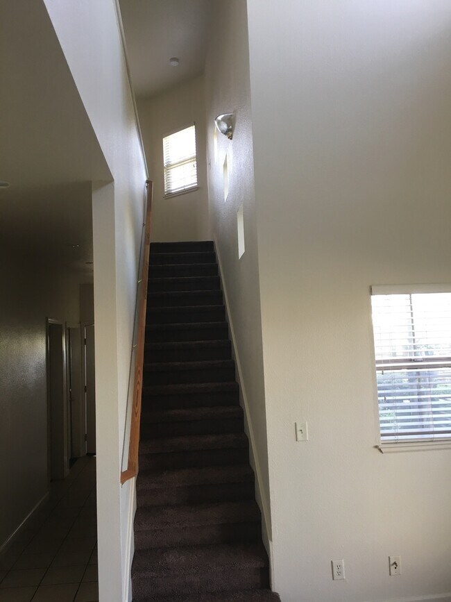 Building Photo - Luxury Townhome for Rent in Greenfield