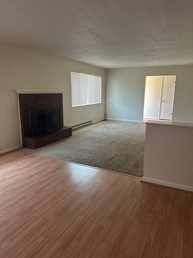 Building Photo - 3 Bedroom 1.5 Bathroom Apartment With Garage