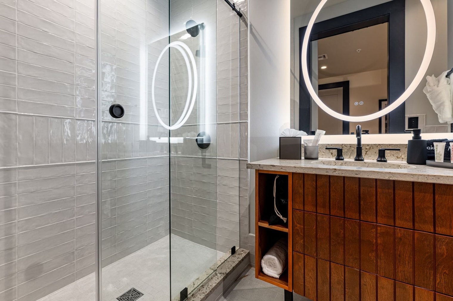 Building Photo - 1011 Canal St