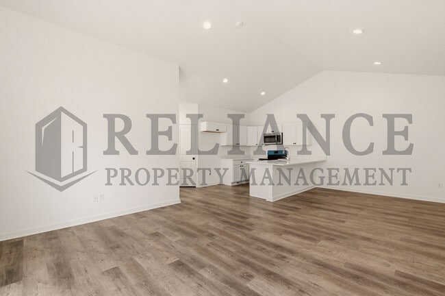 Building Photo - 5247 N Pinecrest Ct