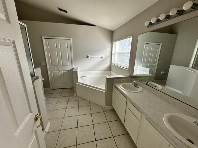 Building Photo - 4522 Oakbrook Ct