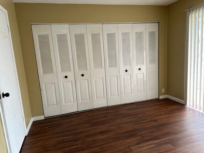 Building Photo - 147 Kent St