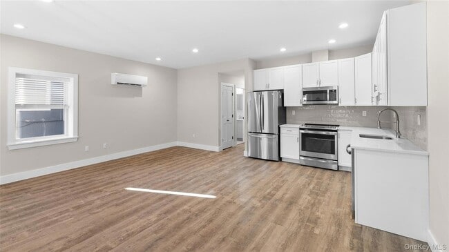 Building Photo - 197 Grand St