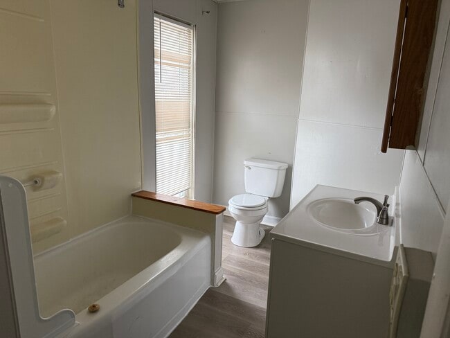 Building Photo - 2 Bed/1 Bath - Unit 516O