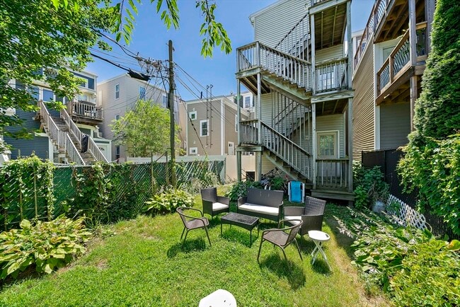 Building Photo - 662 E 7th St