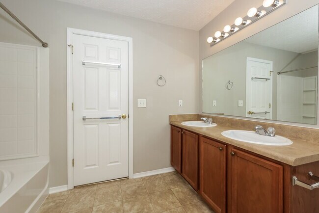 Building Photo - 2705 Sutherland Dr