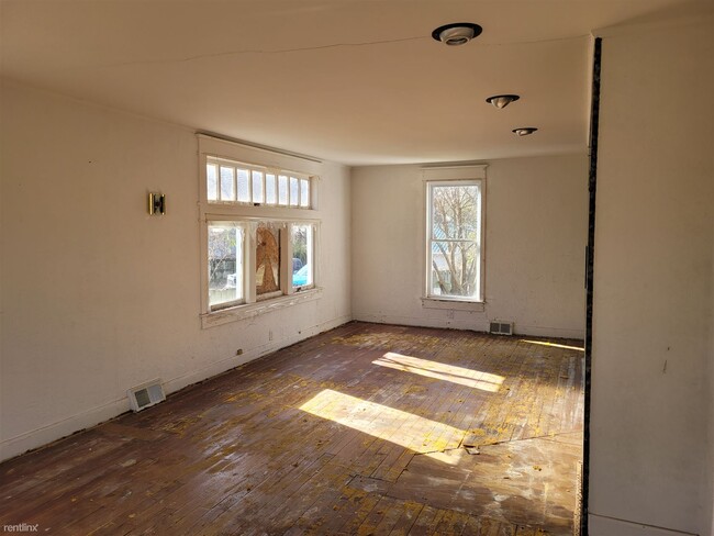 Building Photo - 3 br, 1.5 bath House - 332 North French St...