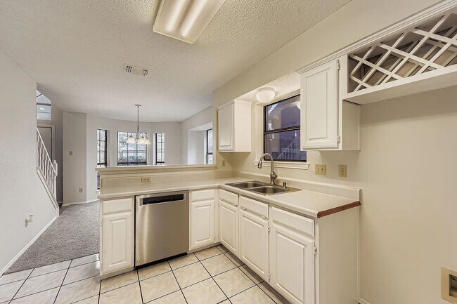 Building Photo - 325 Leisure Ln