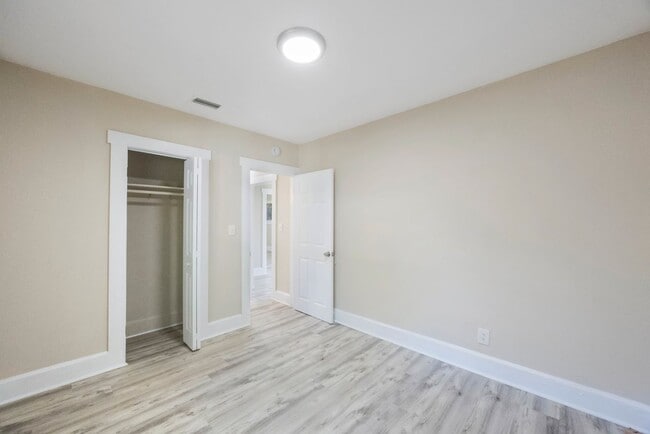 Building Photo - Cosy 2 bedroom 1 bath home with nice size ...