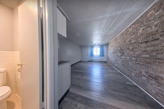 Building Photo - Renovated Private Suite | 900+ Sq Ft | All Utilities Included | Private Entrance | Columbus KS