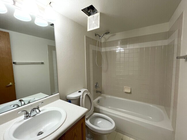 Building Photo - Lovely 3 Bed/2 Bath in Westminster! Available June