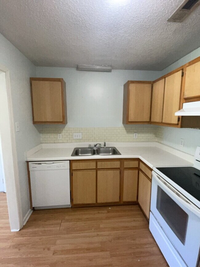 Building Photo - Charming 3 Bedroom 2 Bath Home 628 S. Hampton Dr.