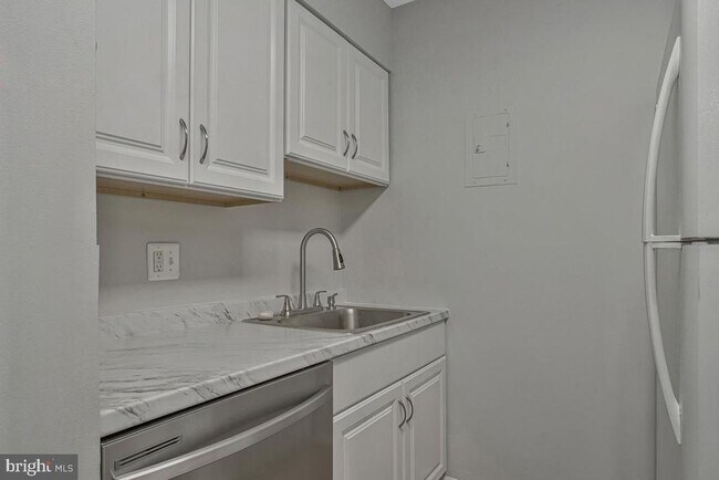 Building Photo - 15 Silverwood Cir