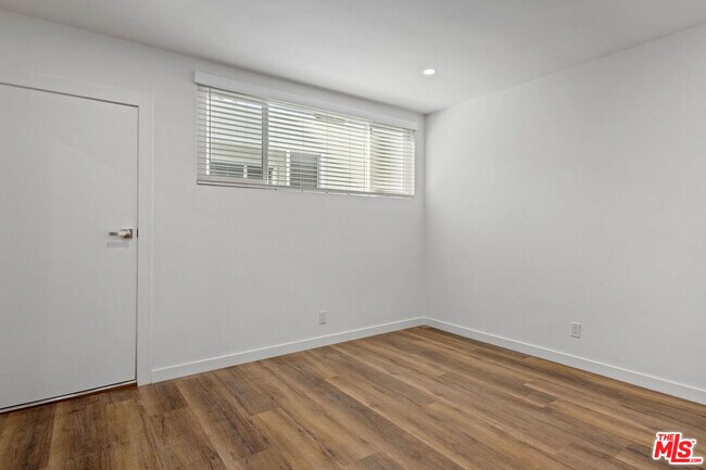 Building Photo - 2447 Beachwood Dr