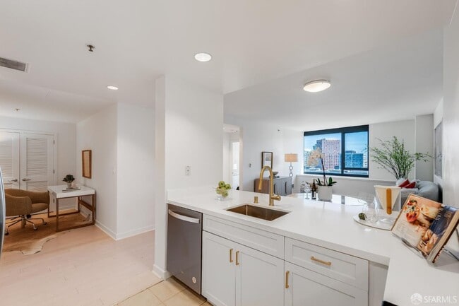 Building Photo - 260 King St