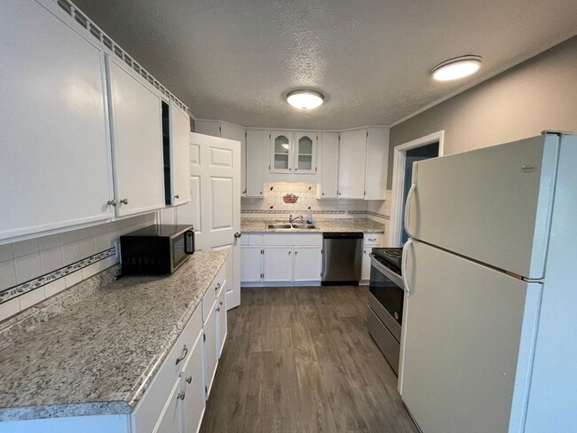 Building Photo - Huge home with bonus room and fenced in ba...