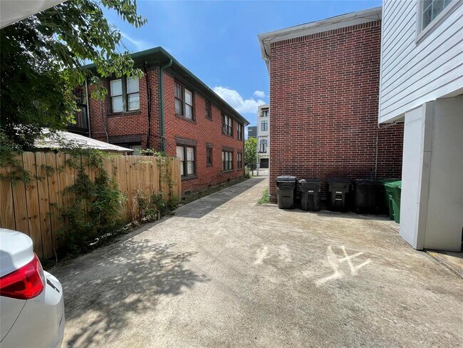 Building Photo - 508 W Clay St
