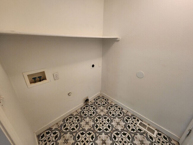 Building Photo - Updated 3 bedroom