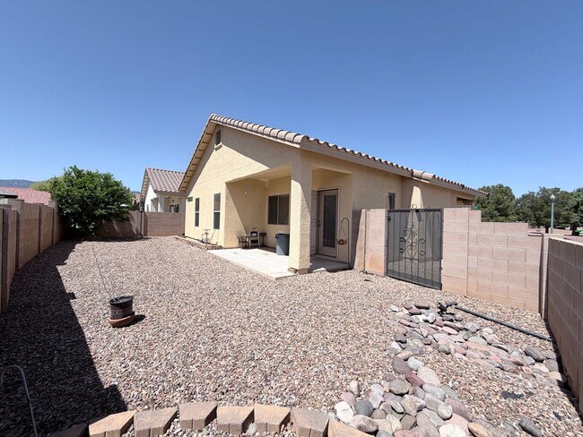 Building Photo - 3BR/2BA/2CG 1,401 sq.ft. rental with Community POOL in Sierra Vista, AZ