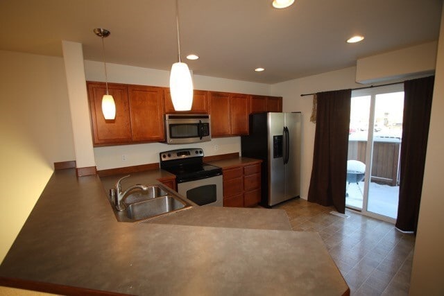 Building Photo - 3 Bedroom Condo close to JBER w/ Fenced Backyard!