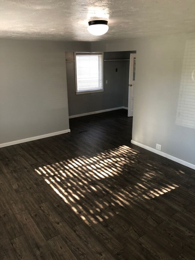 Building Photo - Clean & cozy 2 bedroom 1 bath Rancher comi...
