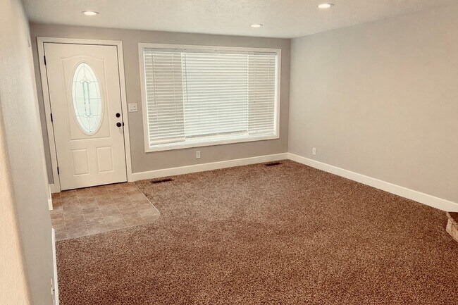 Building Photo - New carpet, kitchen, appliances, paint! Great neighborhood.