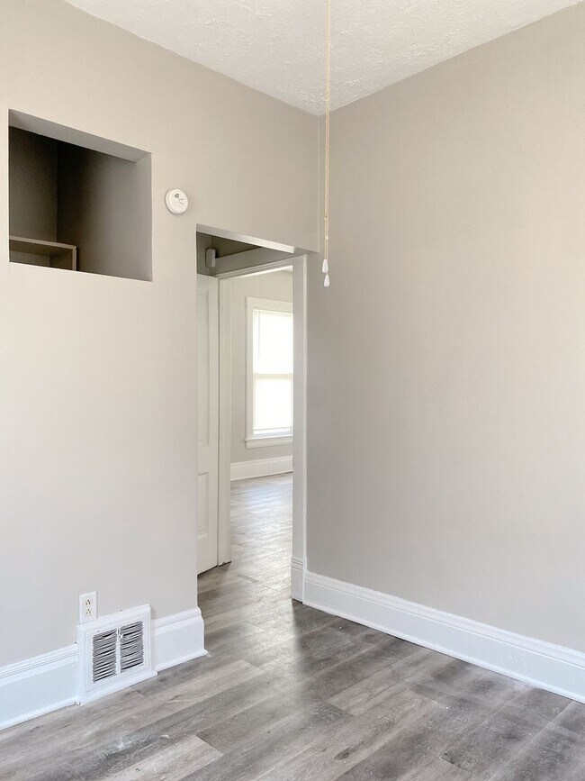 Building Photo - Large 2 bed 1 bath house