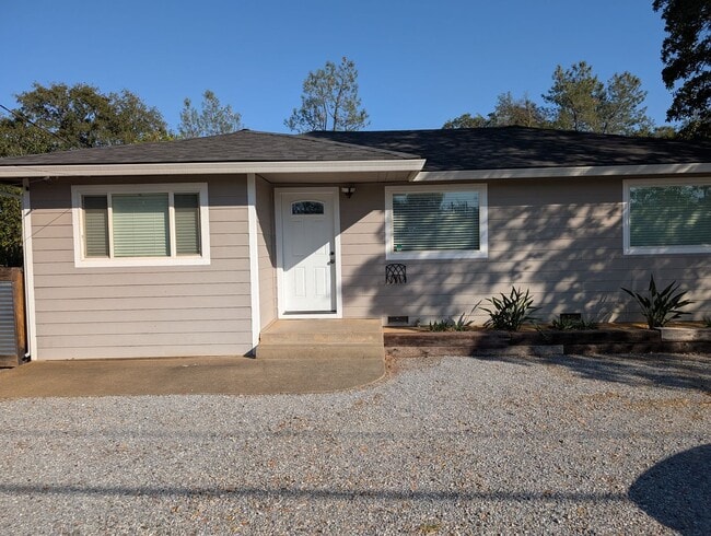 Building Photo - 3 Bedroom House in Shasta Lake, Fridge, Wa...
