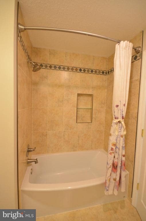 Building Photo - 10009 Vanderbilt Cir