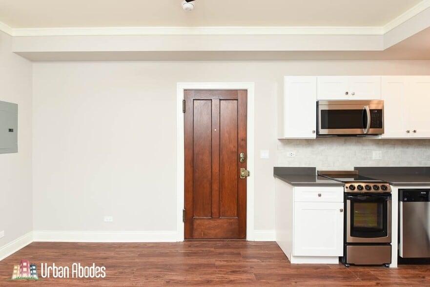 Building Photo - 645 W Wrightwood Ave