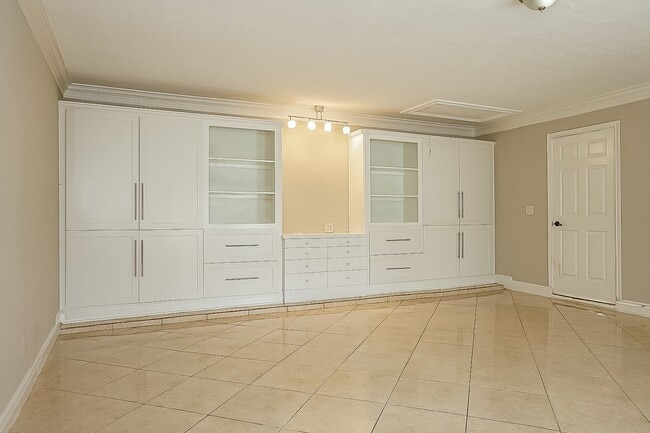 Building Photo - 1226 Dutch St