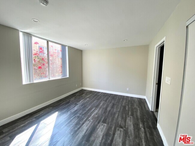 Building Photo - 1529 S Bundy Dr