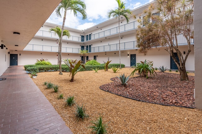 Courtyard - Las Palmas Senior Living