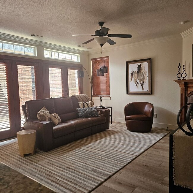 Building Photo - Gorgeous fully furnished home in downtown Eagle!