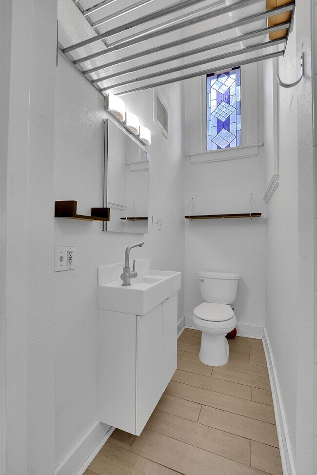 Building Photo - $1,995 - Charming 1 bed, 1 bath located in Denver with Bonus Flex Room!